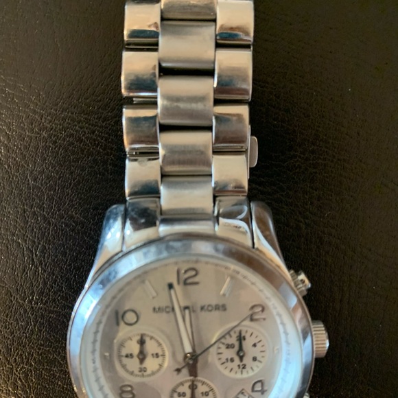 MICHAEL KORS WATCH -USED WITH BOX - Picture 3 of 10